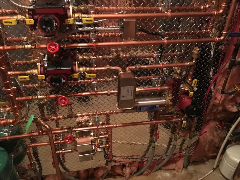 High-efficiency boiler with expansion tank and air separator