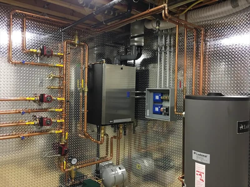 Wall-hung gas boiler with zoned hydronic manifold
