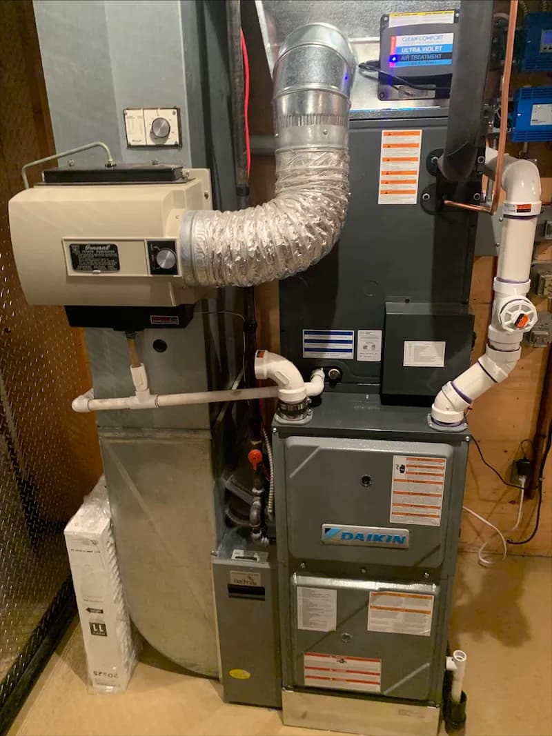 Tidy high-efficiency furnace with labelled gas and return